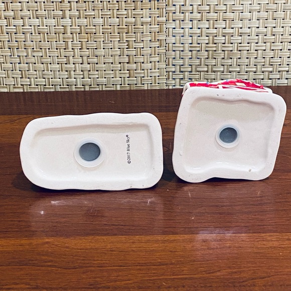 🎄🌟HP🌟NWOB Set Christmas Red Truck & Barn Ceramic Salt & Pepper Shakers - Picture 5 of 7